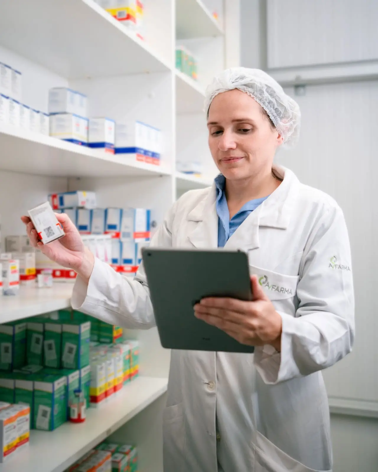 Farmacêutica AVFARMA preparando medicamento oncológico em sala segregada
